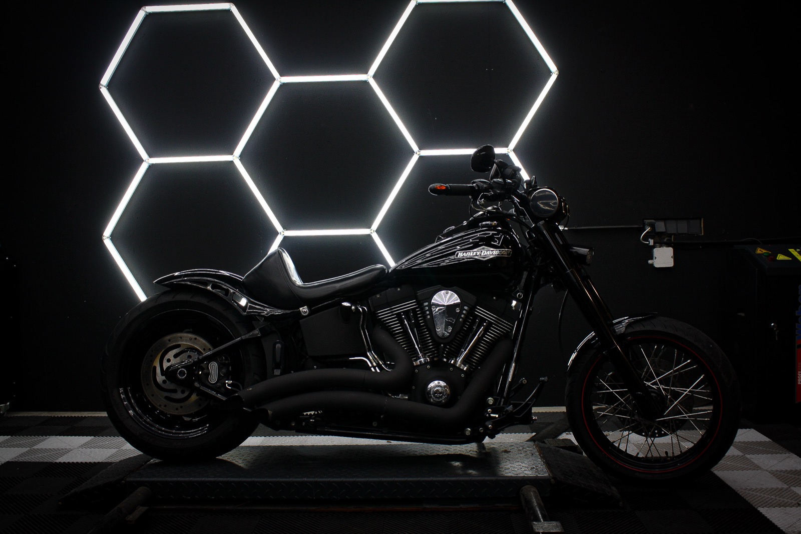 Zwarte Harley-Davidson motor in de Wieman werkplaats