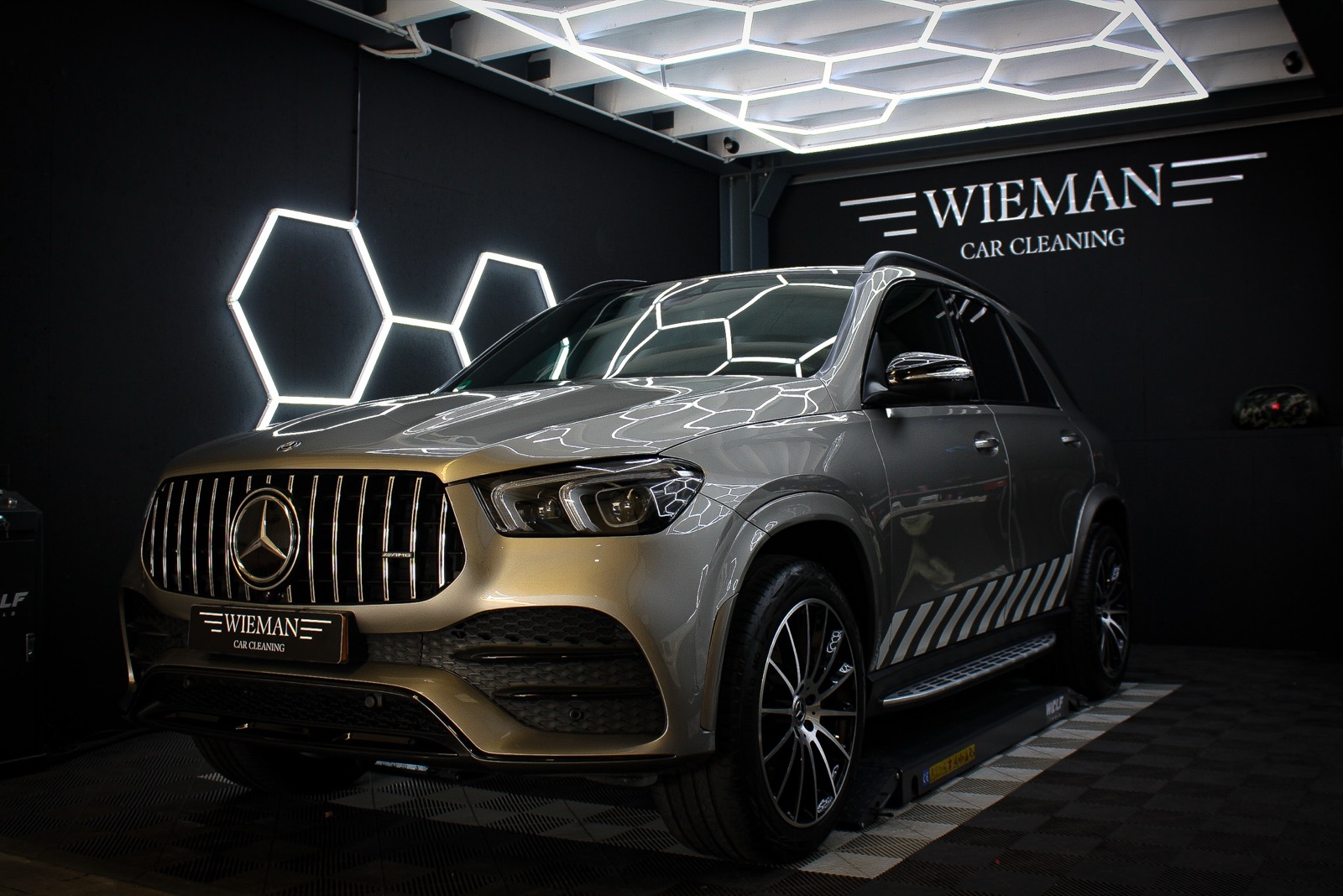 Auto met keramische coating en diepe glans